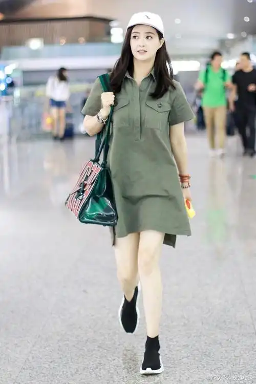 蒋欣才是真正性感尤物,解开扣子展现凹凸有致的身材让人眼前一亮