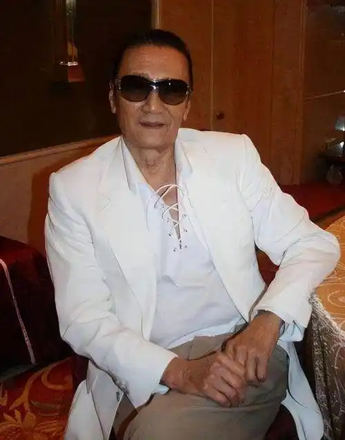 原创嫩模coco和大49岁谢贤同居12年得分手费2000万现状让人羡慕