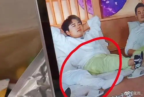 就是蔡徐坤的脚脚吧?