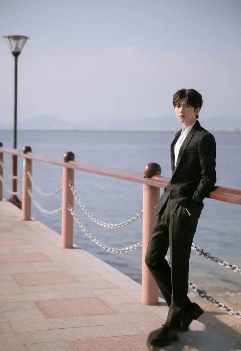 蔡徐坤今天晒出自己的体重,身高184的坤坤体重竟然只有114斤哥哥好瘦