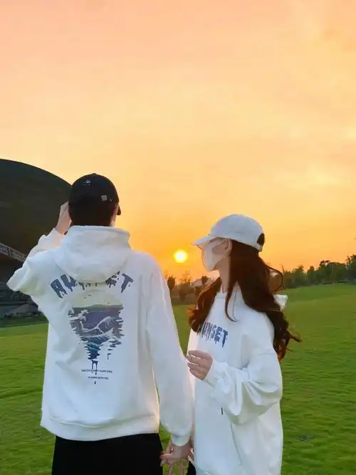 夕阳情侣不露脸氛围感拍照