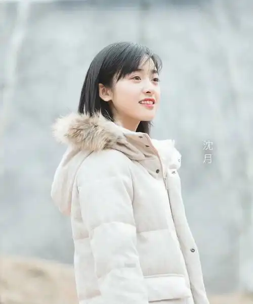 沈月饰演"可爱版"杉菜私服穿搭尽显甜美,戴着帽子的她好软萌