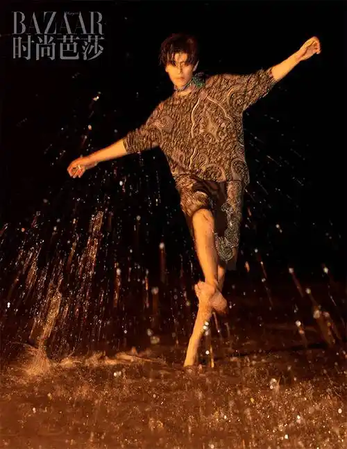 原创任嘉伦雨后情天芭莎大片花纹衬衫搭配湿发造型时尚帅气