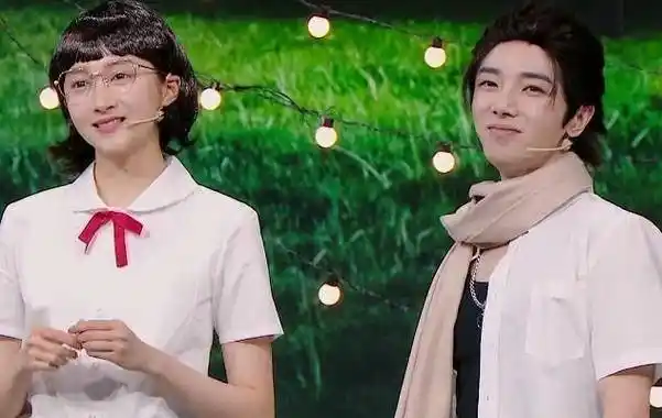 关晓彤戴鹿晗"贴身用品",避免华晨宇碰到暂停互动,爱惨了鹿哥_项链