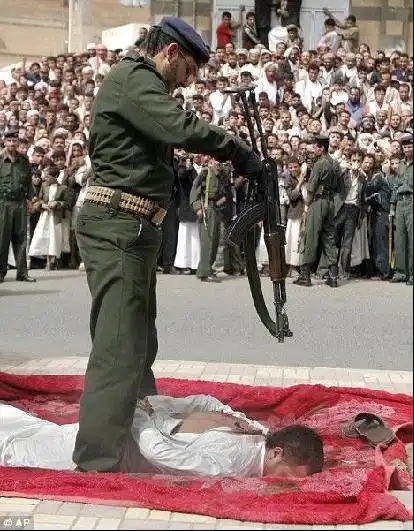 一名死刑执行人正做准备,周围民众在观看.