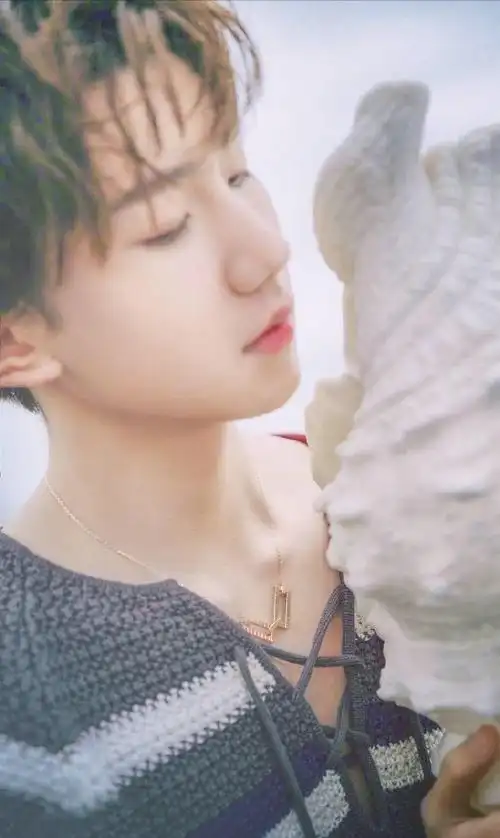 绝美锁骨大赛##中华牙膏品牌代言人王源