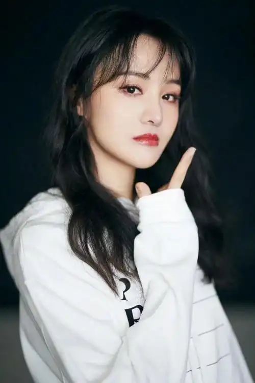 郑爽也网红脸了,卷发近照大变样,中指戒指格外抢镜