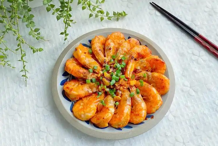 油焖大虾的家常做法,做法简单又方便,外壳香酥又美味,上桌秒光|基围虾