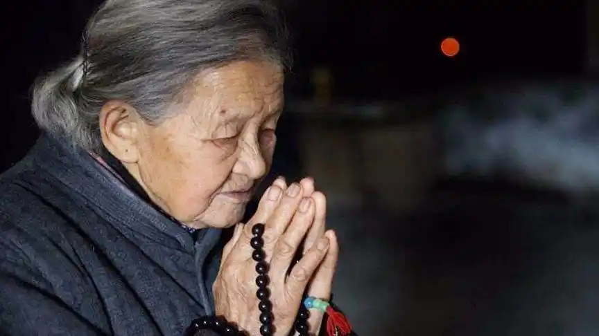 一首《母亲》送给天下所有的母亲,好听极了,感人肺腑的歌声