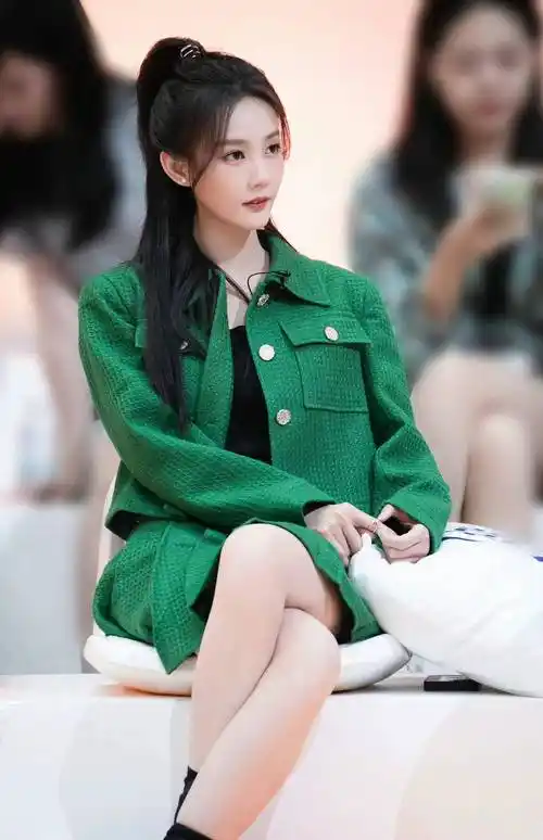 李一桐,1990年出生于中国山东省,身高164厘米,体重42公斤.