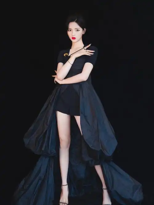 21岁杨超越古灵精怪一身紫色牛仔裙现直播间甜酷女孩飒美风