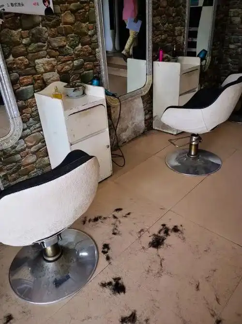 理发店头发脏乱,要求当时清扫