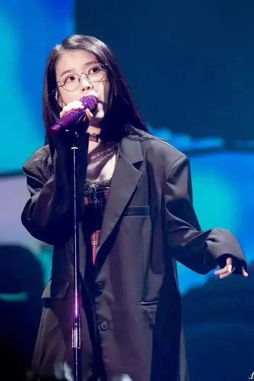iu李知恩首尔演唱会舞台照曝光戴圆框眼镜尽显知性轻熟魅力