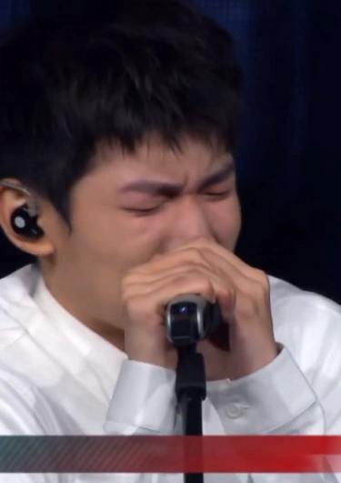 王源多次哭到失态,只有粉丝才明白他的难处_腾讯新闻