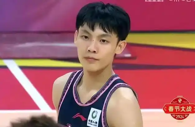 胡明轩的入选并不令人意外,自世界杯凭借自己的努力一步一步从边缘的