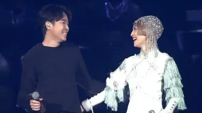 吴青峰张韶涵有形的翅膀live现场吴青峰的声音真的好特别合音太厉害了