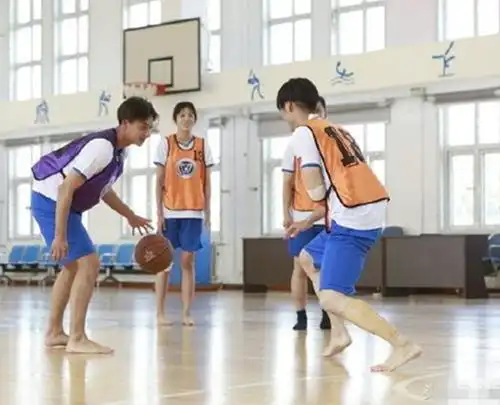 蒋劲夫伤后单手扣篮 打着绷带也难掩帅气