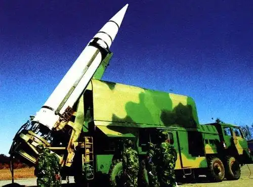 解放军二炮士兵操作东风15战术导弹(资料图)外媒称,负责监督美国核