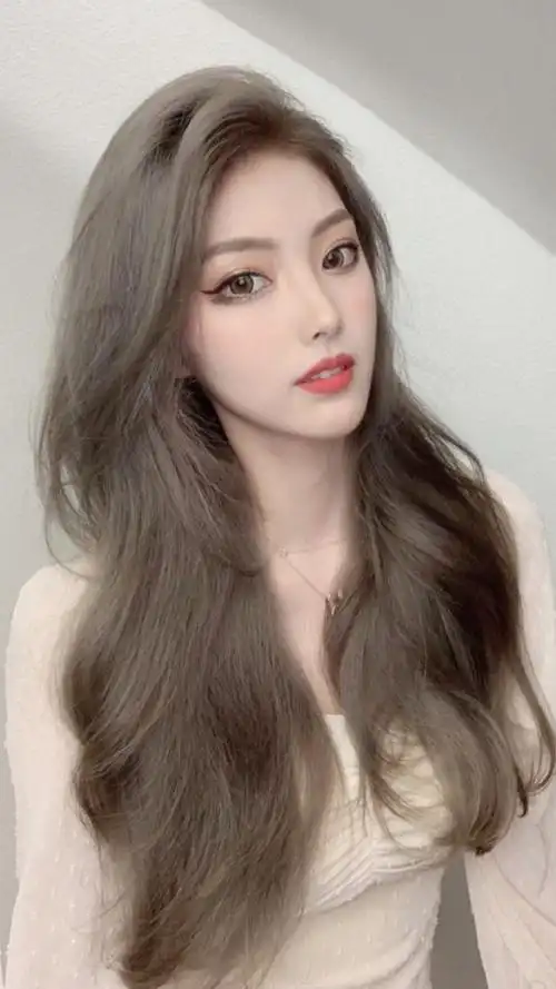 2020冬季最显白发色 奶茶灰棕色显白发色 是灰色调与棕色调之间