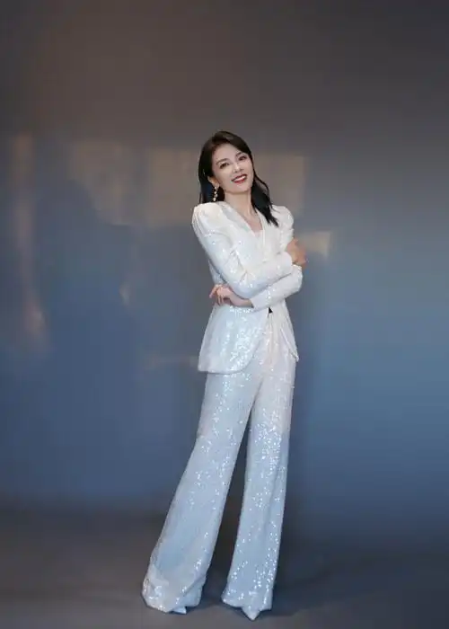 温柔美人!刘涛穿西服套装优雅干练 持黑伞明眸动人眼神超"鲨"