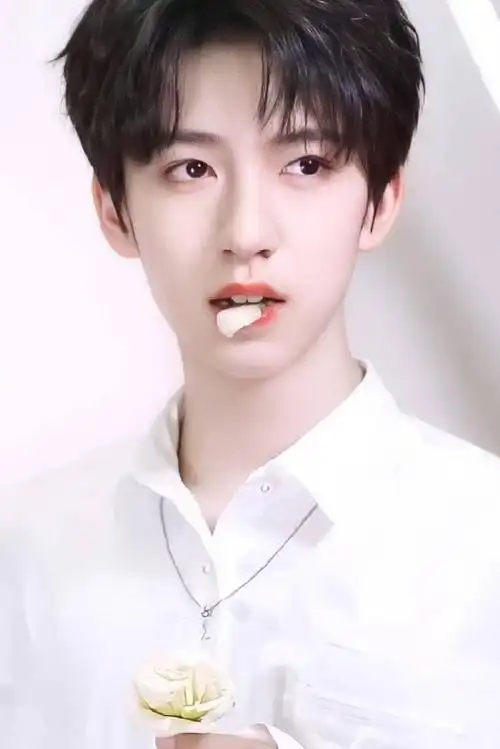 贺峻霖#来看看我们贺峻霖脸型流畅的小脸洗洗眼睛@时代少年团-贺峻霖