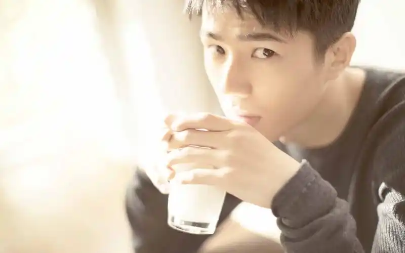 虎牙弟弟刘昊然阳光帅气图片桌面壁纸