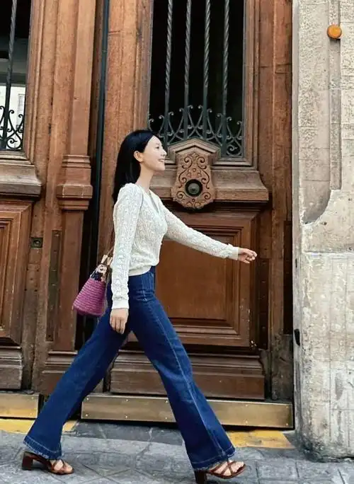 高圆圆街边吃肉夹馍太接地气!穿针织衫 喇叭裤,美得像个小姑娘