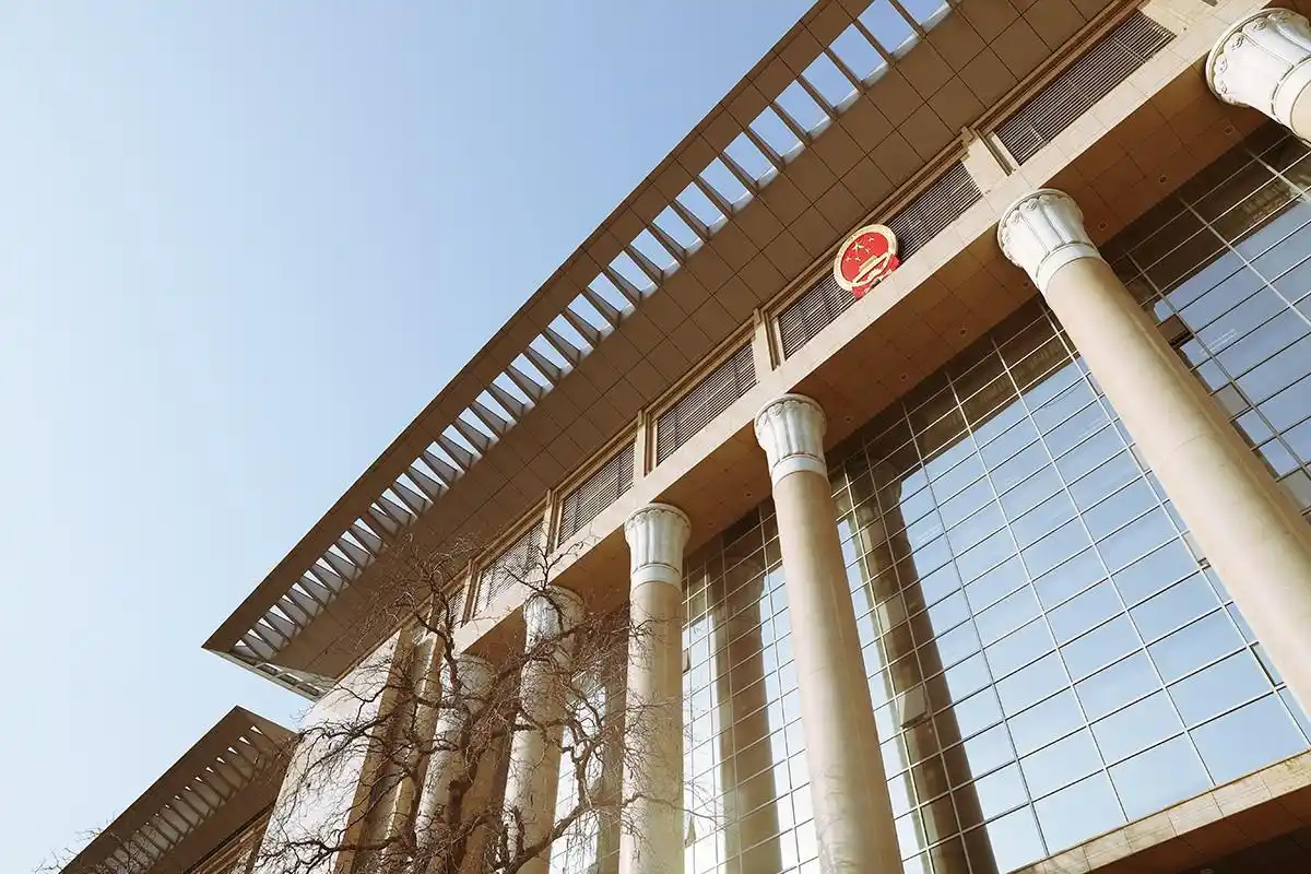 最高人民法院发布首部互联网司法白皮书各地法院广泛运用区块链等前沿