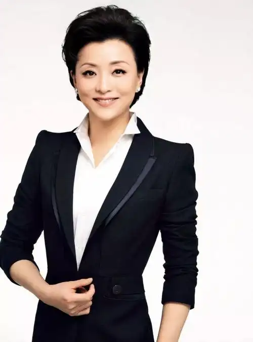 22岁天安门领颂,获杨澜盛赞,被上海台"淘汰"的冯琳什么来头?