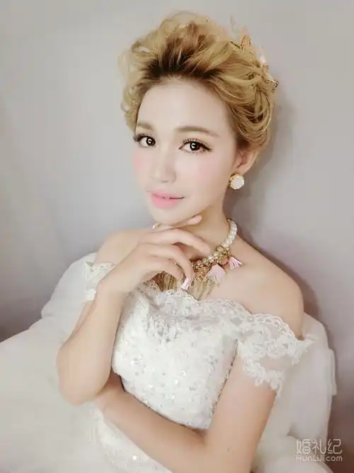 金艳女王～精致深邃迷人的眼妆不容错过～桃粉色口红却又增添一丝可爱