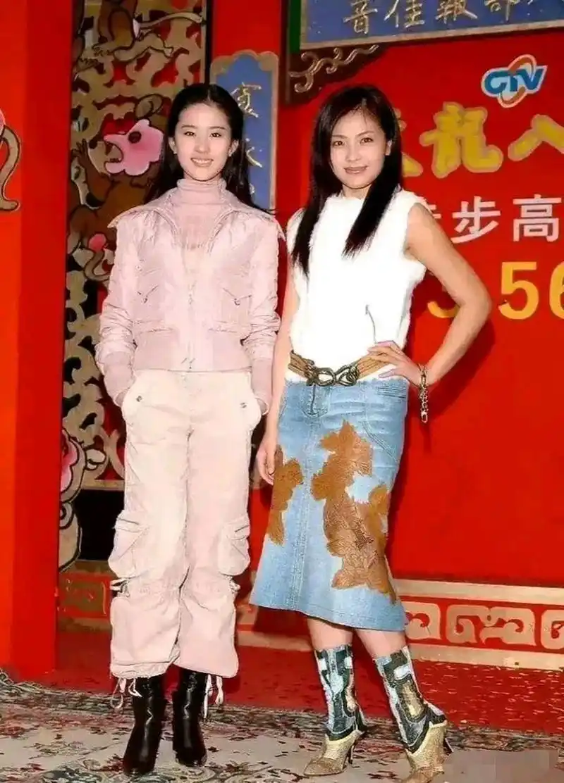 多年前,刘亦菲和刘涛的一张合影,一个衣着时髦而显土,一个衣着简单而