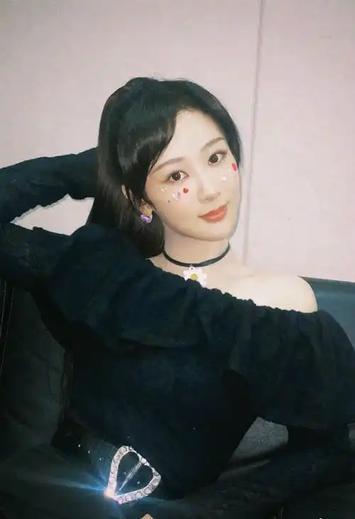 7月6日,杨紫展示了一组可爱的照片,充满了女性群体风格!