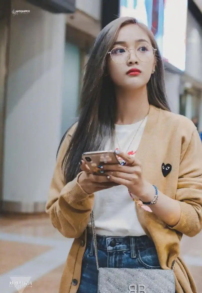 组图吴宣仪白t搭咖色针织衫现身机场浅紫新发色灵动吸睛