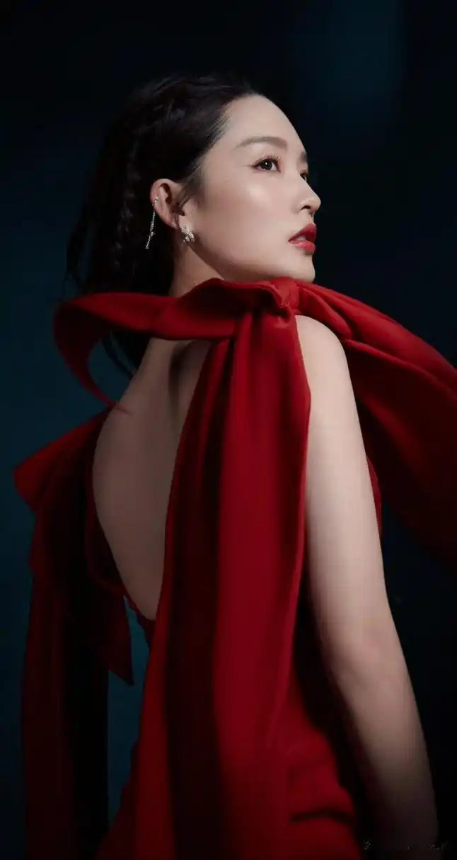 李沁红色蝴蝶结露背礼服写真