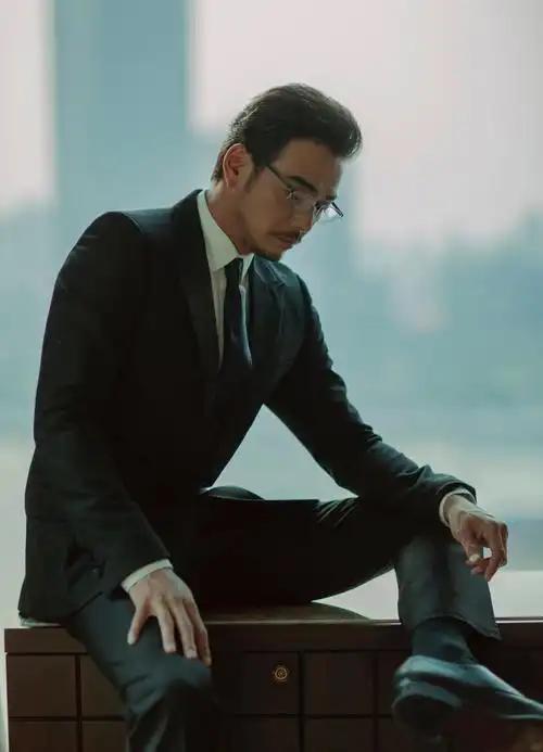 杨烁亮相电视剧盛典眼镜杀配黑色西装尽显儒雅