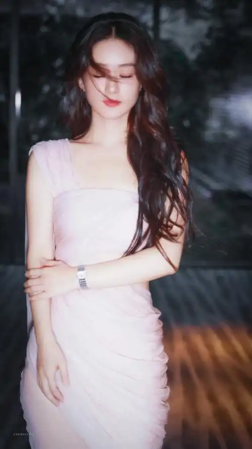 赵丽颖挂肩露腰粉裙