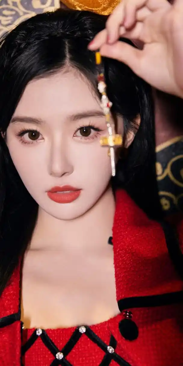 孔雪儿红衣浪漫造型写真壁纸