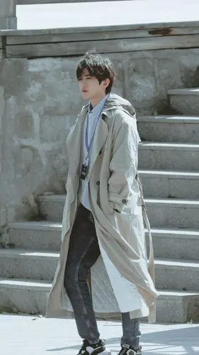 蔡徐坤风衣造型