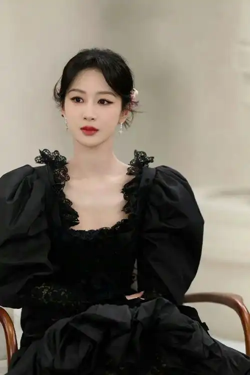 杨紫黑色高定礼服