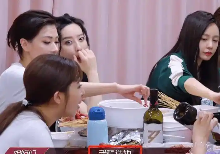 张雨绮在一旁也是说到,李斯丹妮是新晋团宠,姐姐们都争着想跟李斯丹妮