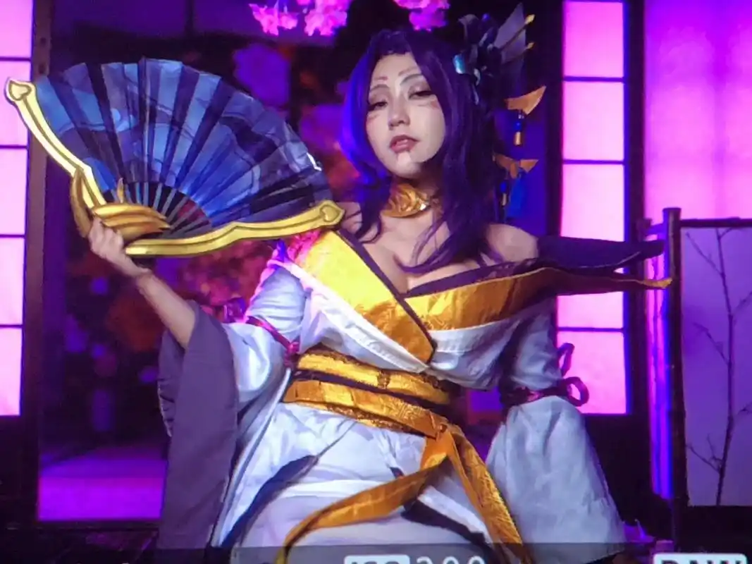 cos #英雄联盟 #灵魂莲华 #蛇女 整点速报!佩戴的义 - 抖音