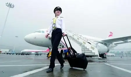 85后美女主播改行开客机 靓丽女孩蓝天飞翔