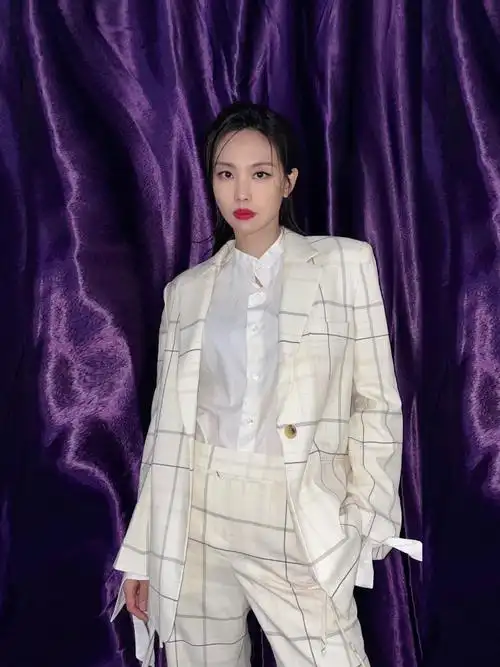 歌手@王霏霏fei用#icicle之禾2021春夏系列#羊毛格纹西装及西裤搭配