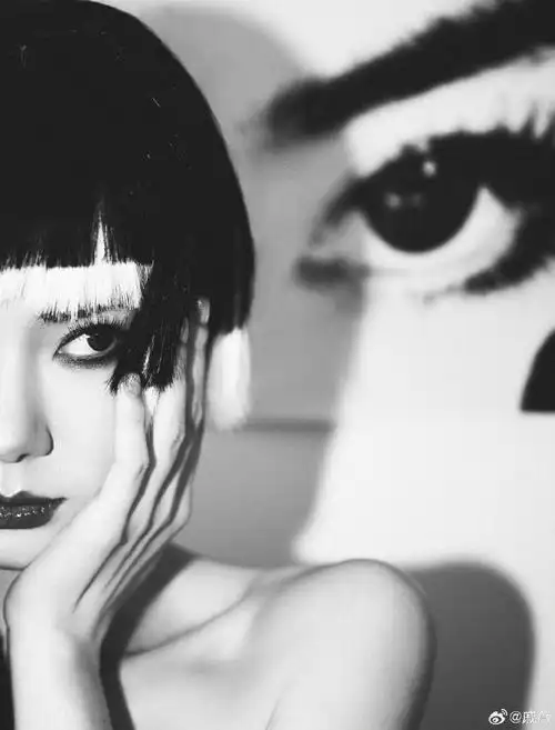 戚薇不规则黑白相间裹身裙##谁给戚薇做的发型