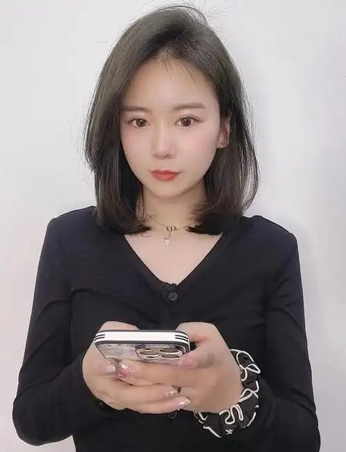 发型,它通常是在头发的不同层次上进行裁剪,以创造出立体感和层次感