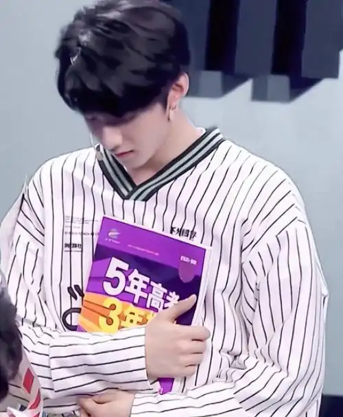 刘耀文好惨呀,情人节礼物是一桌作业,熬到双眼通红还没写完