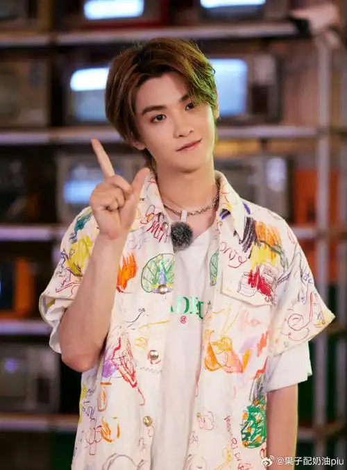 黄明昊#黄明昊超话14岁的你赴身韩国参加选秀已一首"姐姐真漂亮让