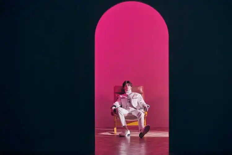 蔡徐坤时尚芭莎封面大片