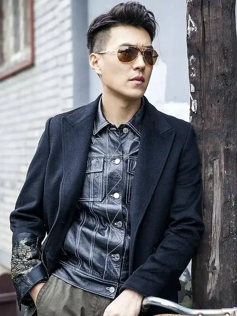 靳东最不舍得删的6张照片,图4十分霸气,图6你绝对没见过!