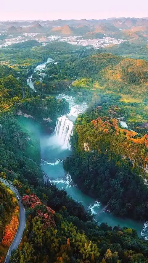 中国风景美无数,今天我们走进中国著名的两大瀑布,一个是贵州的黄果树
